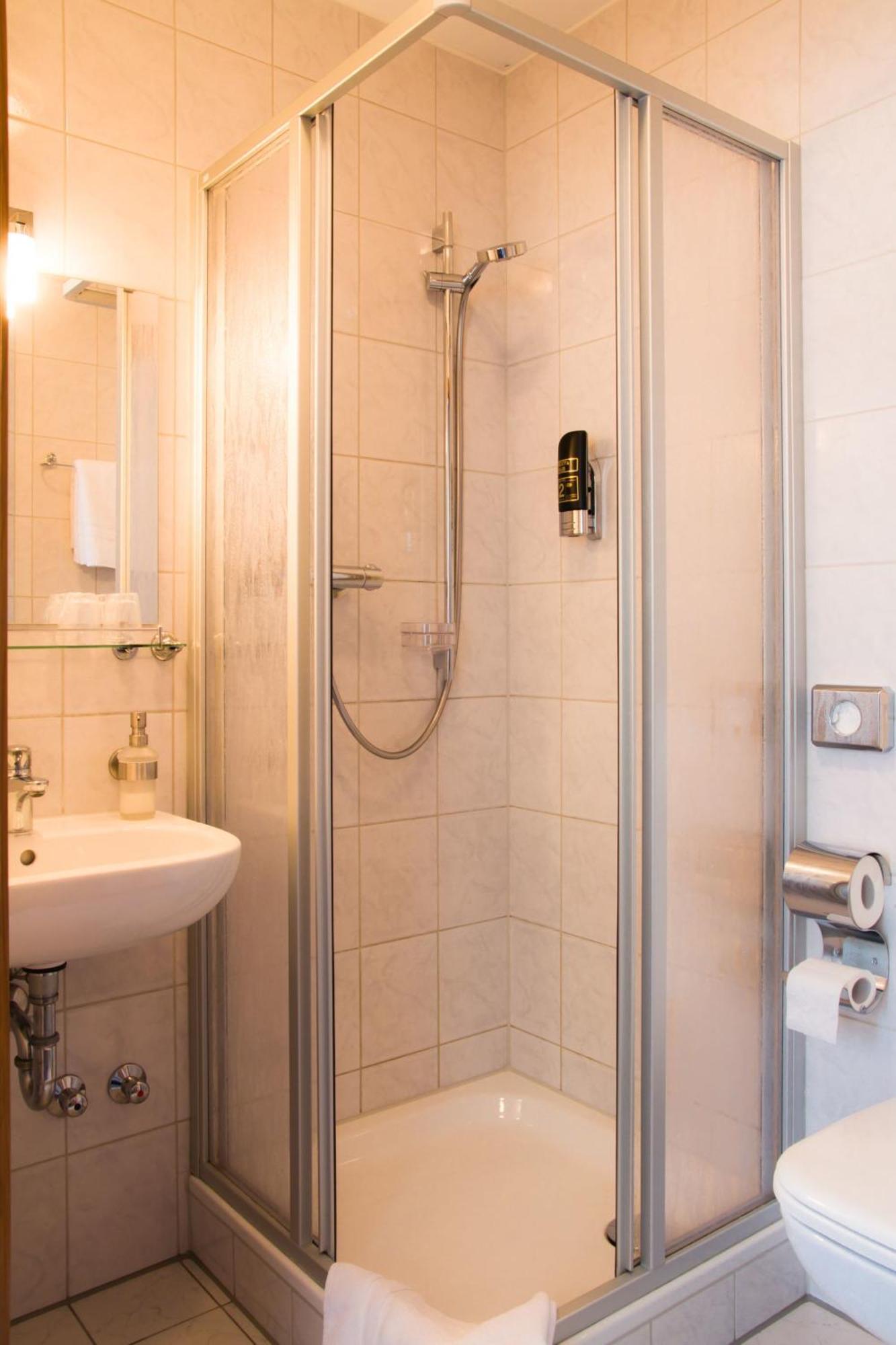 Gaestehaus Zur Kurve Zirndorf Bilik gambar