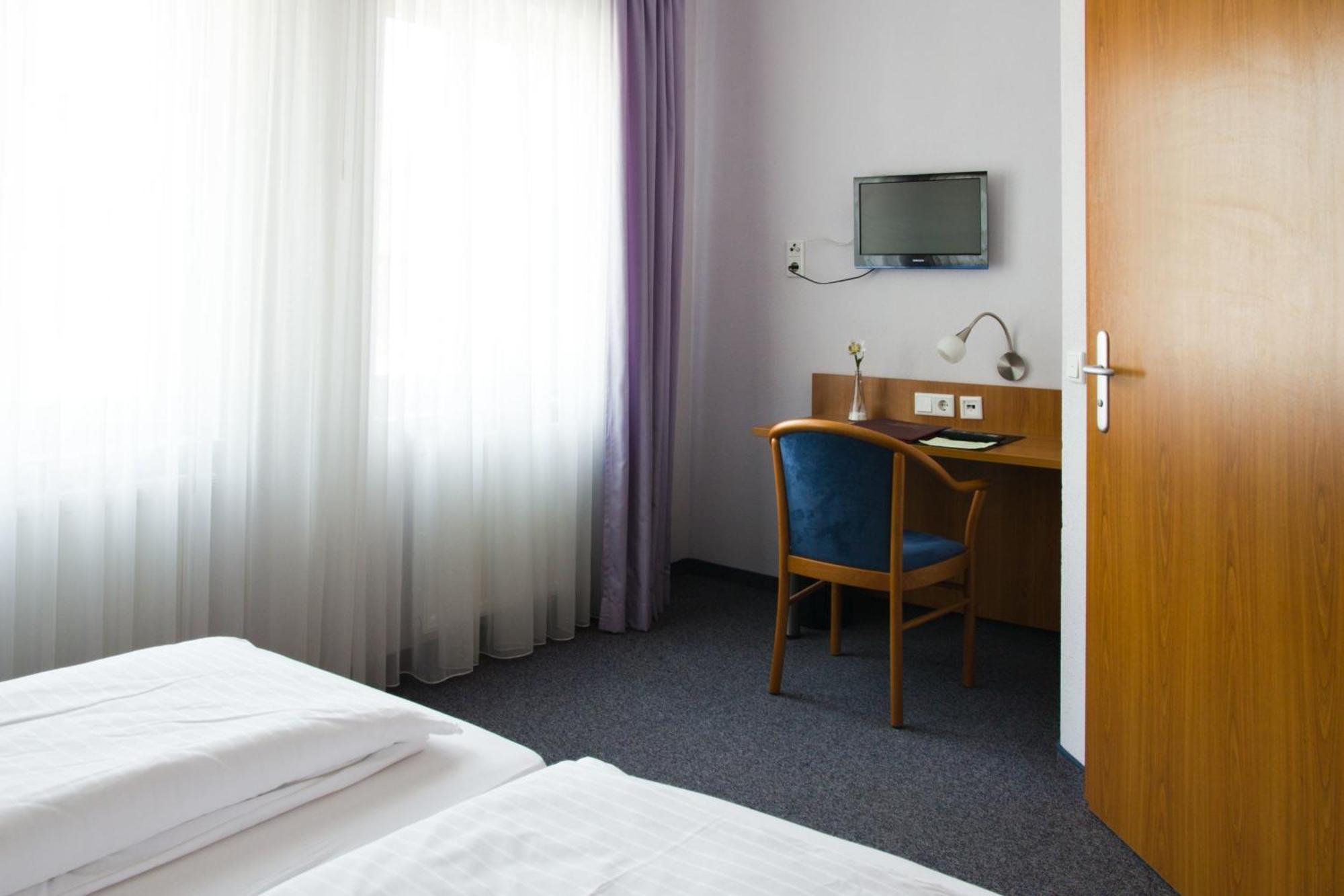 Gaestehaus Zur Kurve Zirndorf Bilik gambar