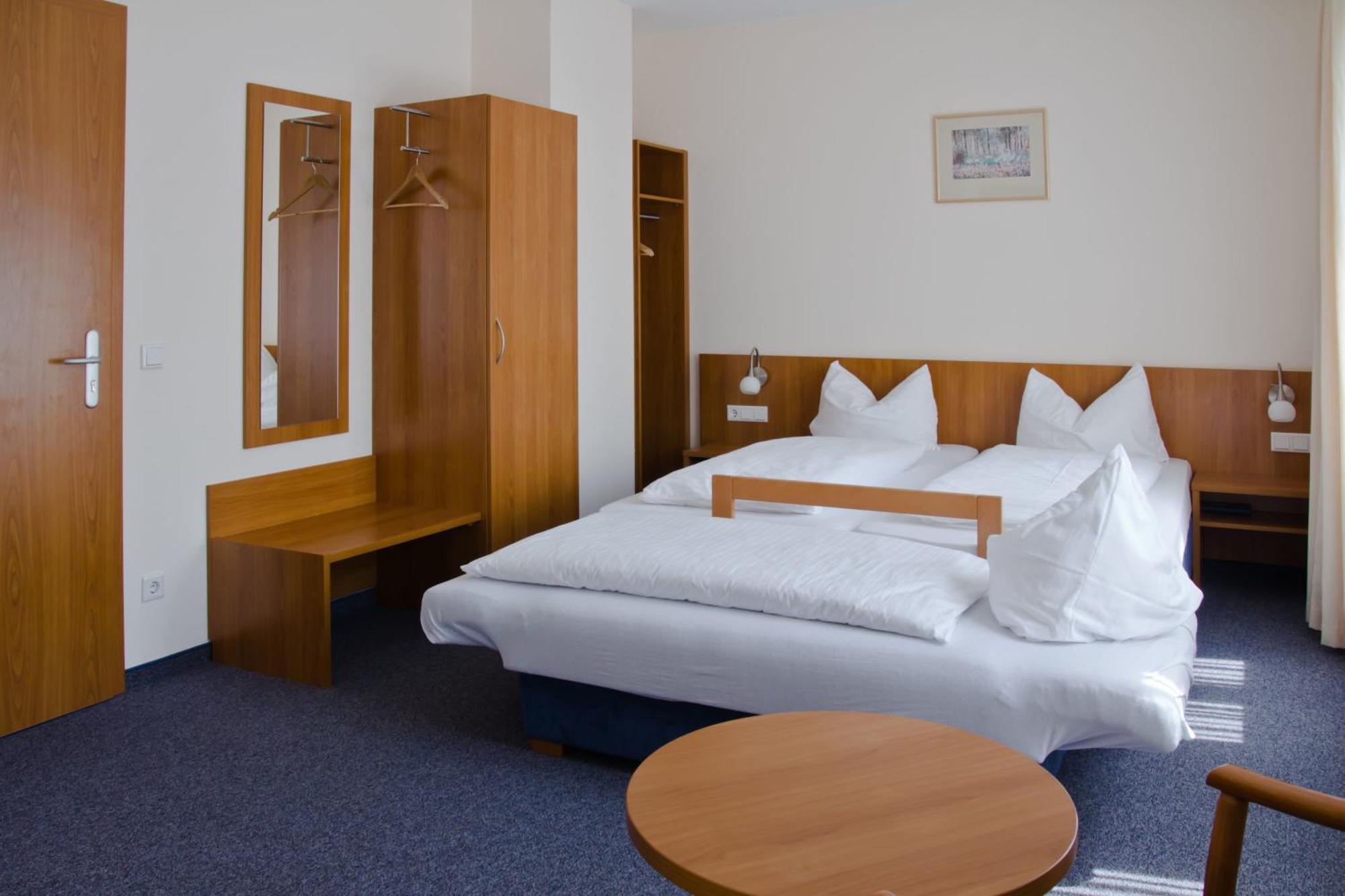 Gaestehaus Zur Kurve Zirndorf Bilik gambar