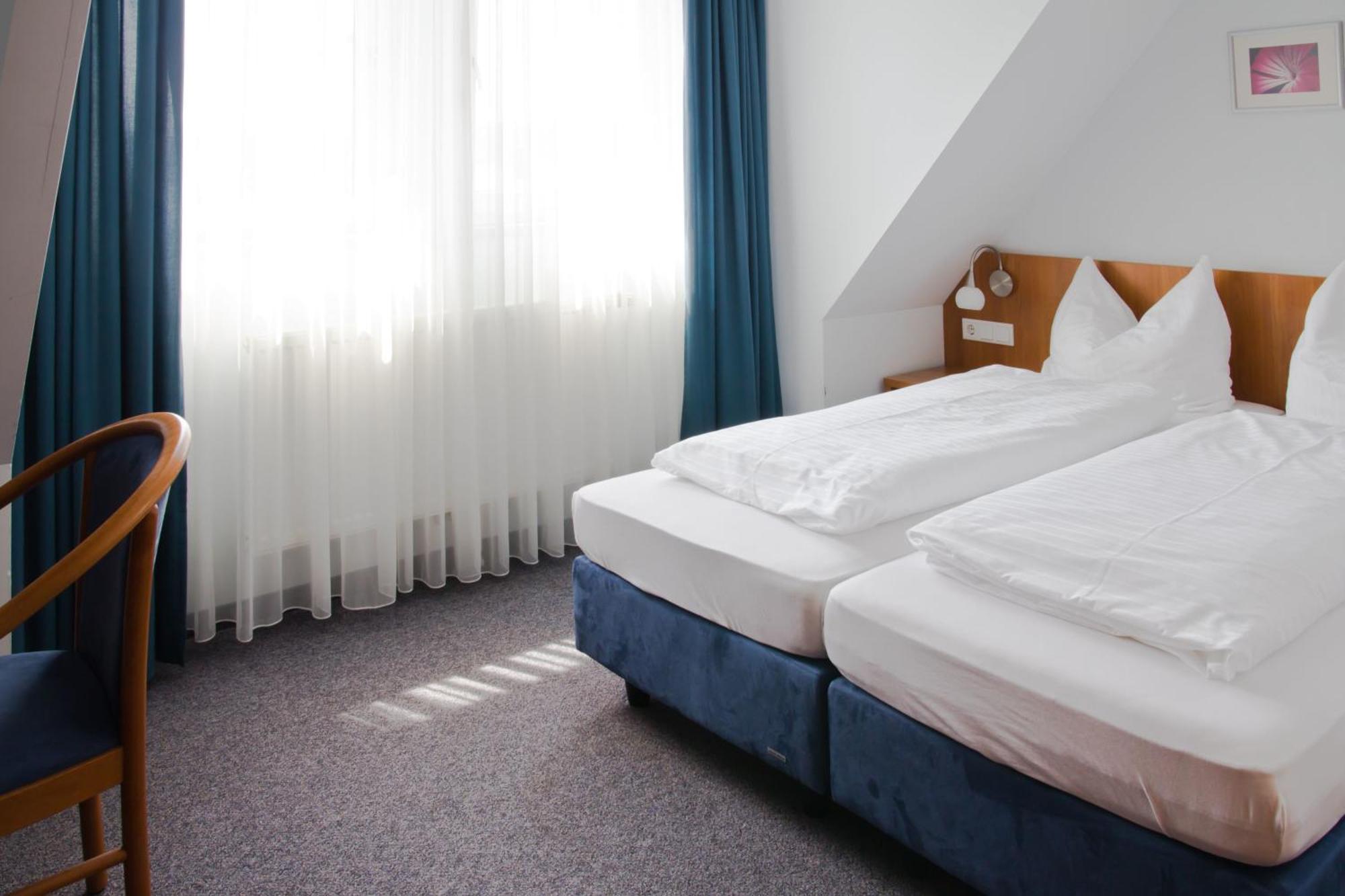Gaestehaus Zur Kurve Zirndorf Bilik gambar