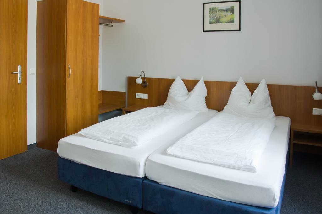 Gaestehaus Zur Kurve Zirndorf Bilik gambar