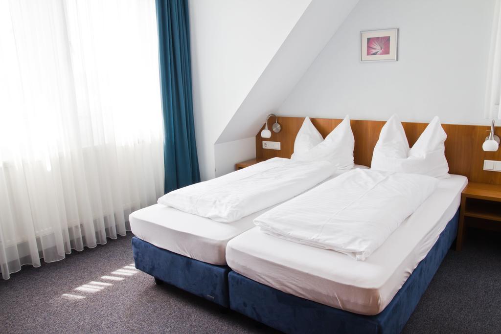 Gaestehaus Zur Kurve Zirndorf Bilik gambar