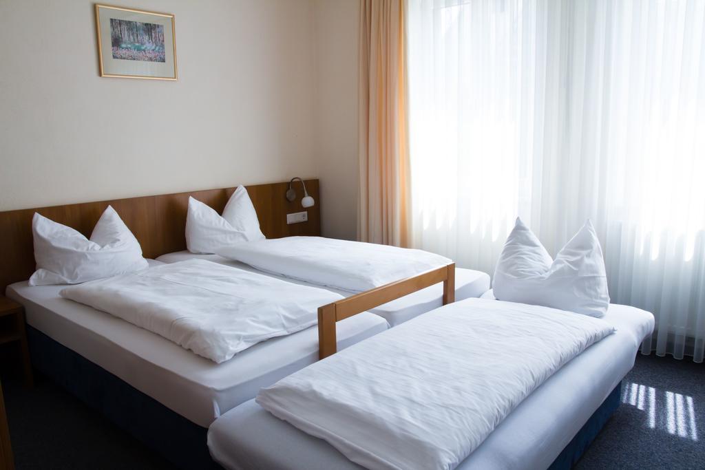 Gaestehaus Zur Kurve Zirndorf Bilik gambar